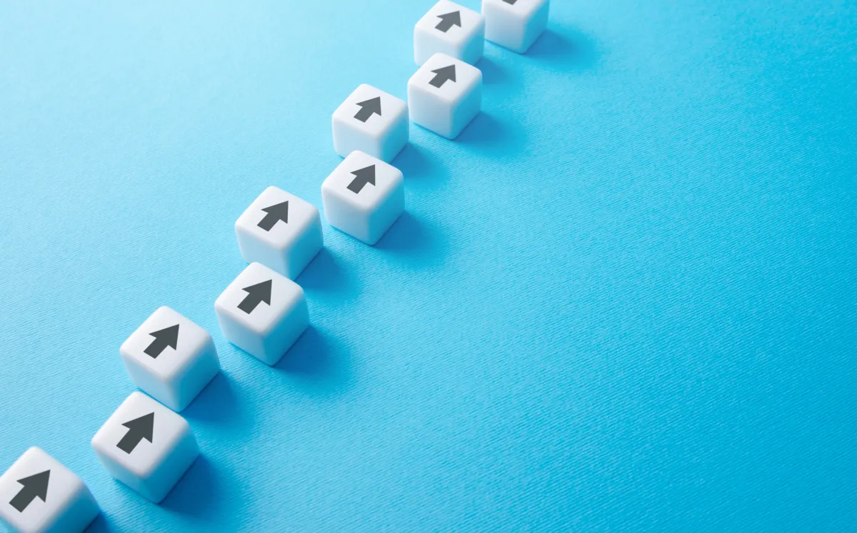 3D white cubes with black arrows on a light blue background